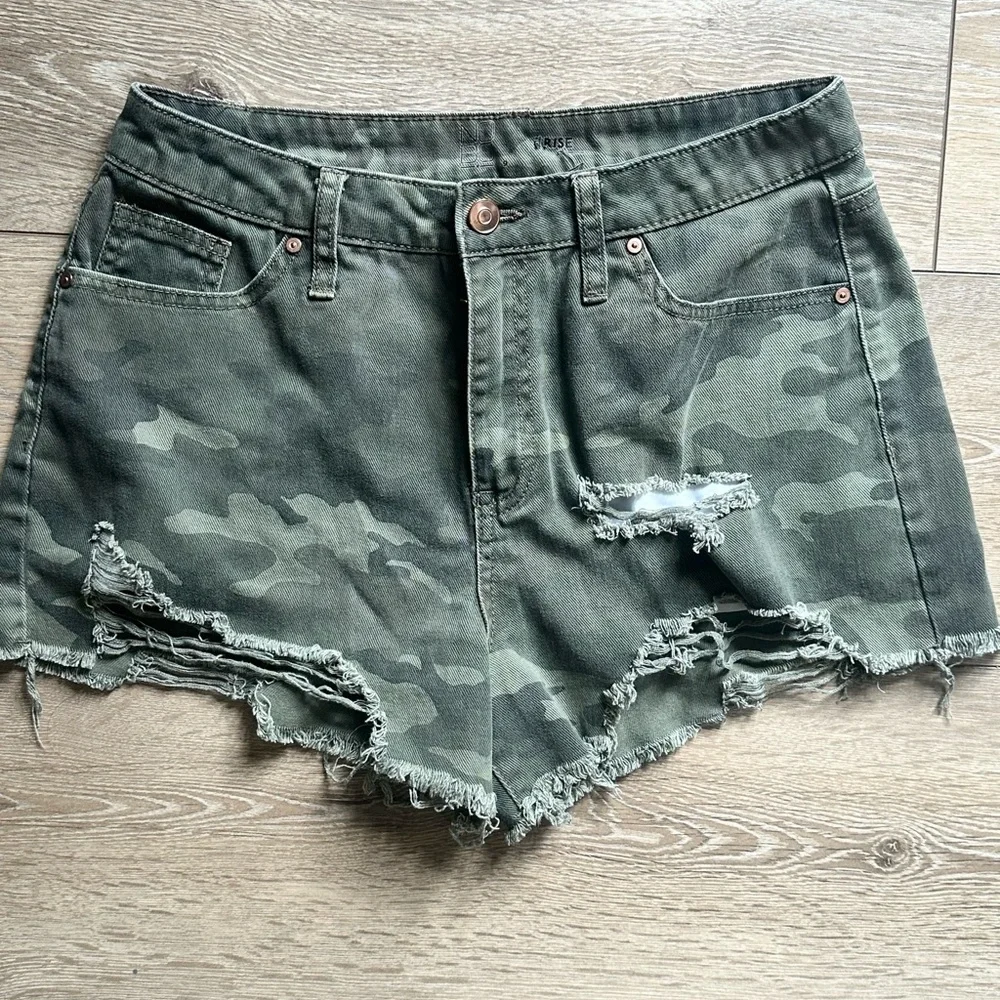 🌻4/$15🌻 •No Boundaries• high waisted shorts - Picture 2 of 5